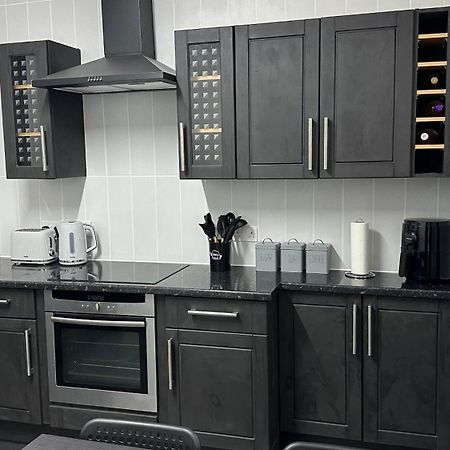 Modern 2 Bed Near Turf Moor Football Stadium, Parks, Canal And Lake Бърнли Екстериор снимка