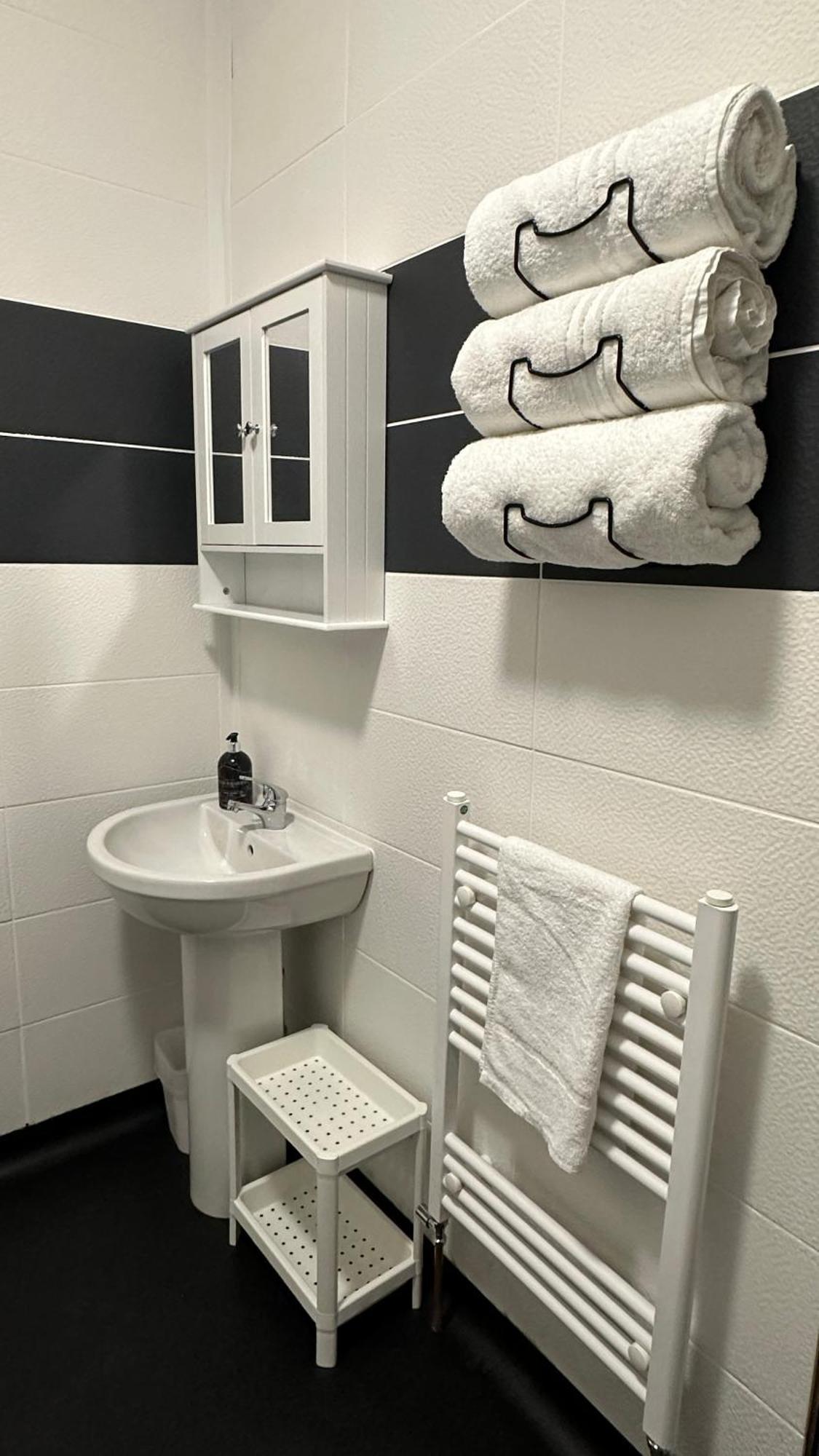 Modern 2 Bed Near Turf Moor Football Stadium, Parks, Canal And Lake Бърнли Екстериор снимка