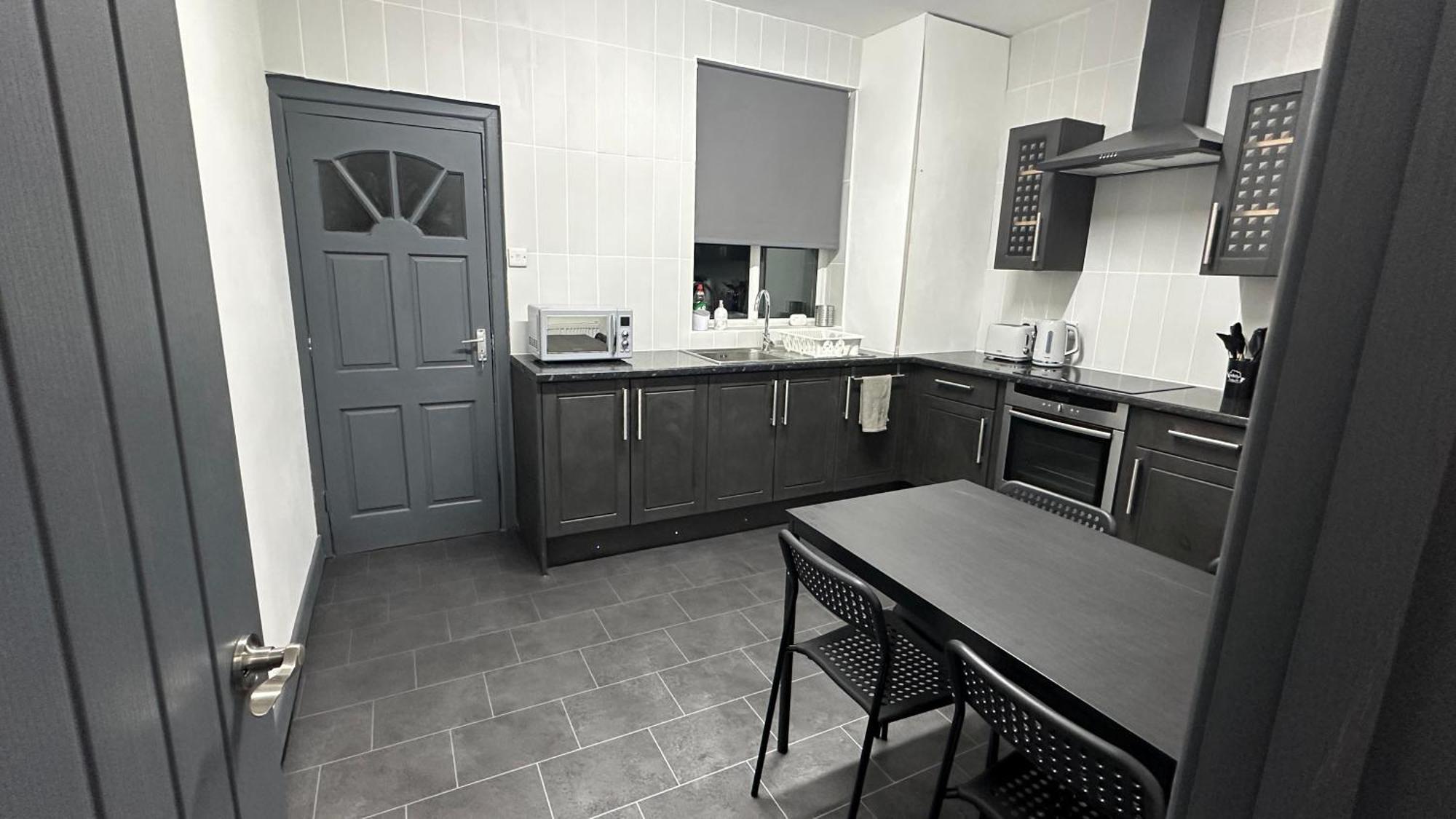 Modern 2 Bed Near Turf Moor Football Stadium, Parks, Canal And Lake Бърнли Екстериор снимка